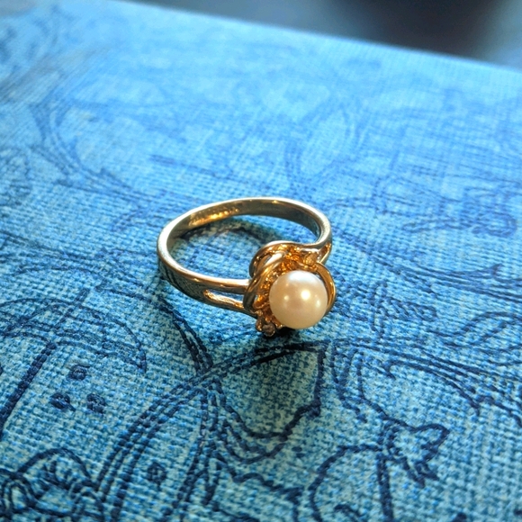 Vintage | 14k Gold Spiral Pearl Ring - Picture 2 of 5